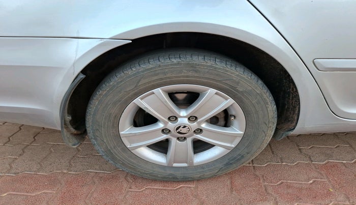 2011 Skoda Laura AMBIENTE 2.0 TDI CR AT, Diesel, Automatic, 1,52,282 km, tyre