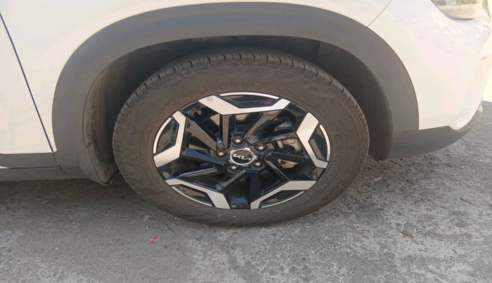 2025 KIA SELTOS HTX (O)1.5 Petrol MT, Petrol, Manual, 1,962 km, tyre