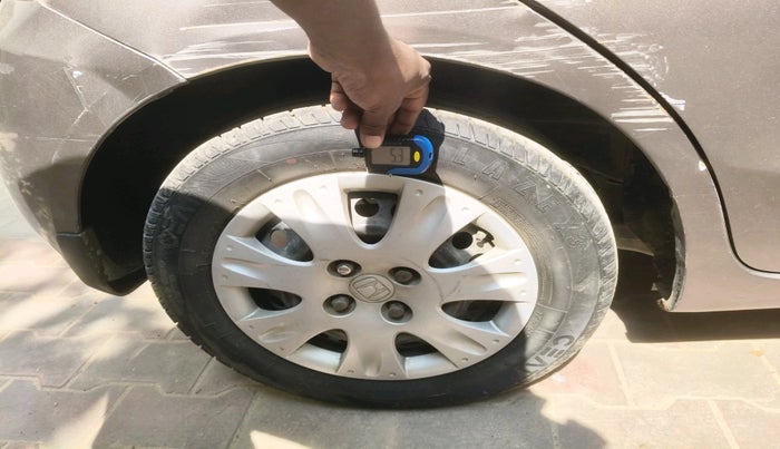 2013 Honda Brio S MT, Petrol, Manual, 1,04,587 km, tyre