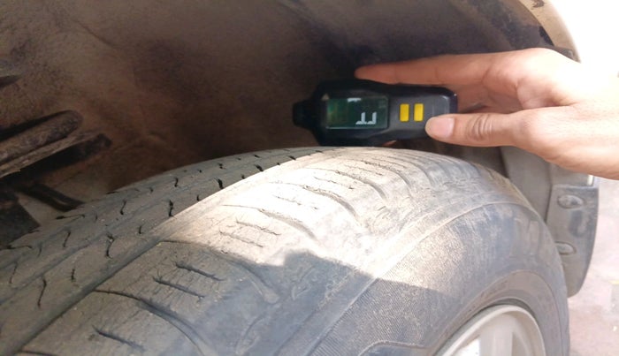 2011 Maruti Swift Dzire ZXI, Petrol, Manual, 1,05,396 km, tyre