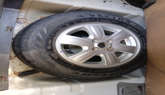 2011 Maruti Swift Dzire ZXI, Petrol, Manual, 1,05,396 km, tyre