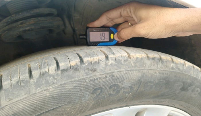 2012 Hyundai Santa Fe 2 WD, Diesel, Manual, 1,16,364 km, tyre