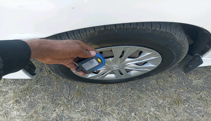 2015 Toyota Innova 2.5 G 8 STR, Diesel, Manual, 6,28,032 km, tyre