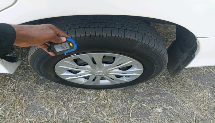 2015 Toyota Innova 2.5 G 8 STR, Diesel, Manual, 6,28,032 km, tyre