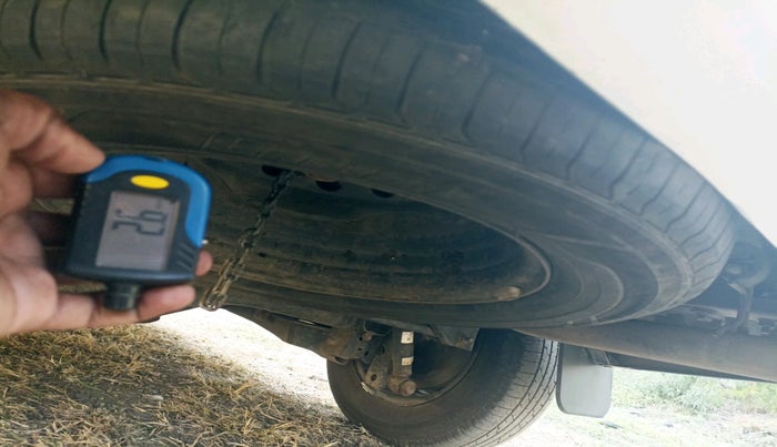 2015 Toyota Innova 2.5 G 8 STR, Diesel, Manual, 6,28,032 km, tyre