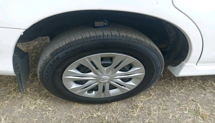 2015 Toyota Innova 2.5 G 8 STR, Diesel, Manual, 6,28,032 km, tyre