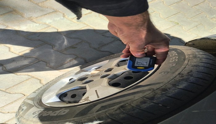 2021 Mahindra XUV300 W6 1.2 PETROL AMT, Petrol, Automatic, 24,126 km, tyre