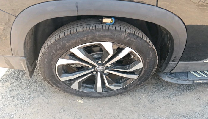 2023 MG HECTOR PLUS SAVVY PRO 1.5 TURBO CVT 7 STR, Petrol, Automatic, 14,467 km, tyre