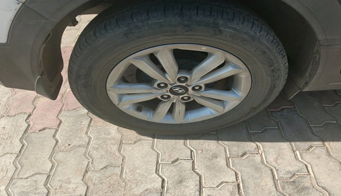 2015 Hyundai Creta SX PLUS AT 1.6 DIESEL, Diesel, Automatic, 1,43,041 km, tyre