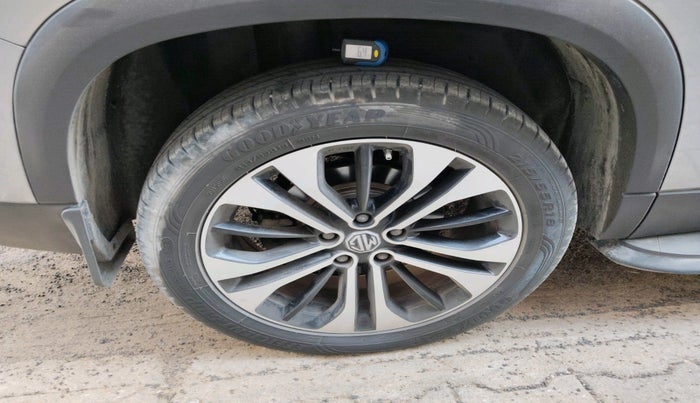 2022 MG HECTOR PLUS SHARP 1.5 PETROL TURBO HYBRID MT 6-STR, Petrol, Manual, 40,807 km, tyre