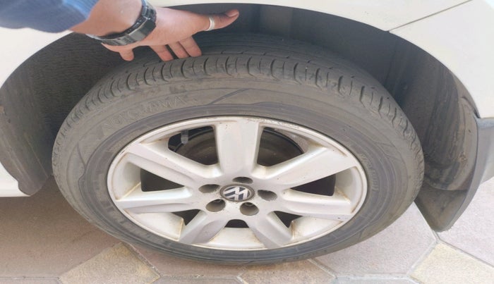 2011 Volkswagen Polo HIGHLINE1.2L, Petrol, Manual, 1,27,718 km, tyre