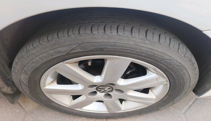 2011 Volkswagen Polo HIGHLINE1.2L, Petrol, Manual, 1,27,718 km, tyre