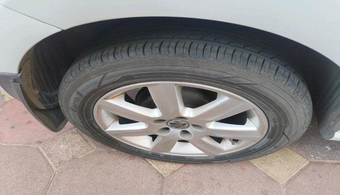 2011 Volkswagen Polo HIGHLINE1.2L, Petrol, Manual, 1,27,718 km, tyre