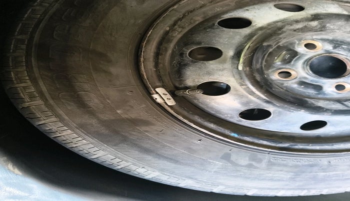 2011 Maruti Swift VXI, Petrol, Manual, 1,33,620 km, tyre