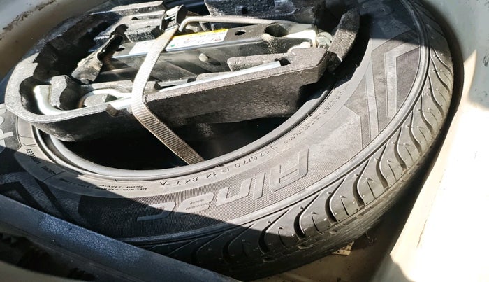 2014 Volkswagen Polo HIGHLINE1.2L, Petrol, Manual, 87,933 km, tyre