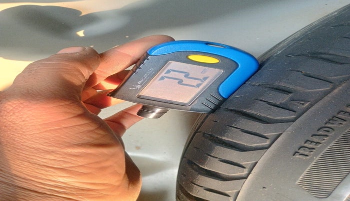 2017 Maruti Dzire VXI AMT, Petrol, Automatic, 81,084 km, tyre