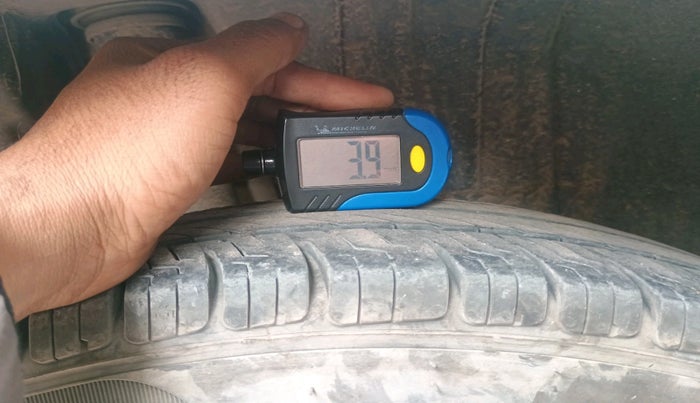 2017 Maruti Dzire VXI AMT, Petrol, Automatic, 81,084 km, tyre