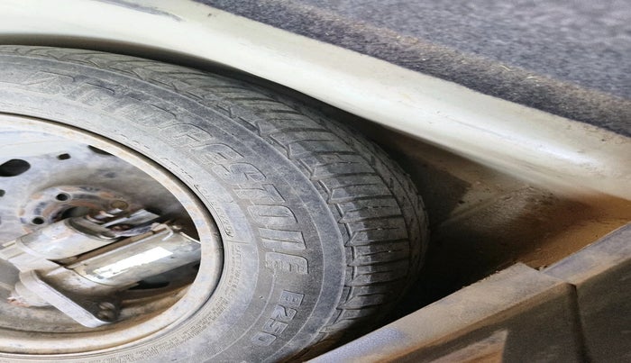 2011 Volkswagen Polo COMFORTLINE 1.2L, Diesel, Manual, 1,41,536 km, tyre