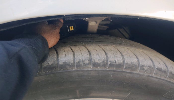 2011 Audi A4 2.0 TDI, Diesel, Automatic, 1,25,718 km, tyre