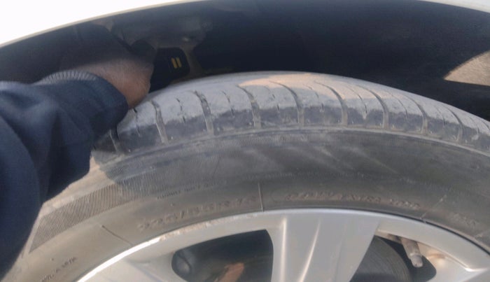 2011 Audi A4 2.0 TDI, Diesel, Automatic, 1,25,718 km, tyre