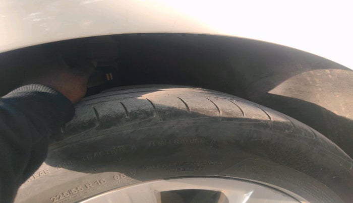 2011 Audi A4 2.0 TDI, Diesel, Automatic, 1,25,718 km, tyre