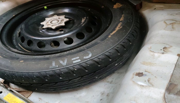 2014 Hyundai Grand i10 ASTA 1.1 CRDI, Diesel, Manual, 1,20,302 km, tyre