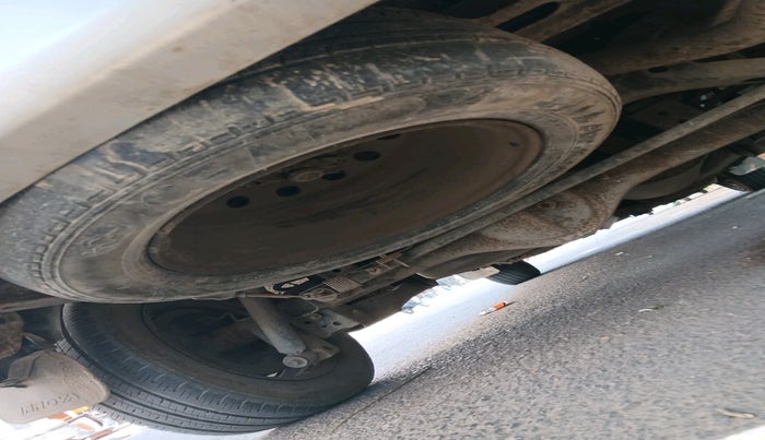 2010 Toyota Innova 2.5 G3, Diesel, Manual, 1,68,954 km, tyre