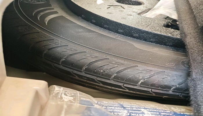 2021 Mahindra XUV300 W8 (O) 1.5 DIESEL, Diesel, Manual, 53,071 km, tyre