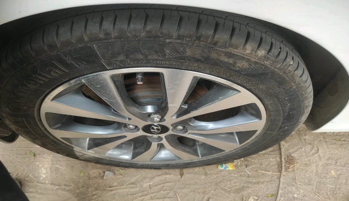 2015 Hyundai Verna FLUIDIC 1.6 VTVT S O AT, Petrol, Automatic, 87,605 km, tyre