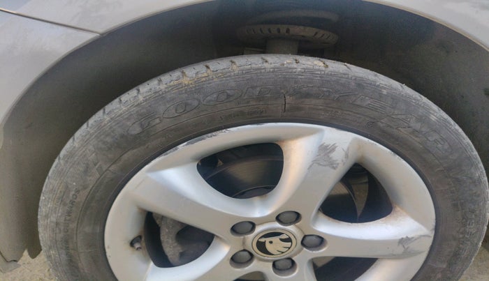 2014 Skoda Rapid ELEGANCE 1.6 TDI CR MT, Diesel, Manual, 48,017 km, tyre