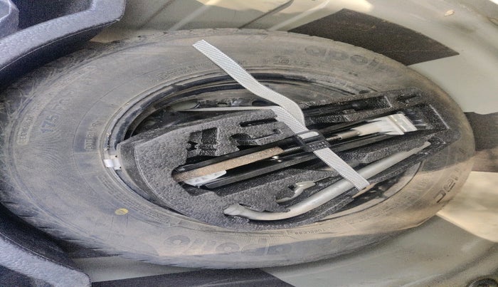 2014 Skoda Rapid ELEGANCE 1.6 TDI CR MT, Diesel, Manual, 48,017 km, tyre