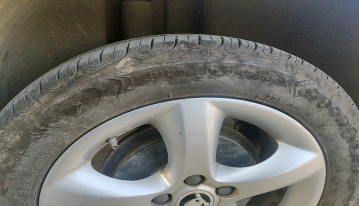 2014 Skoda Rapid ELEGANCE 1.6 TDI CR MT, Diesel, Manual, 48,017 km, tyre