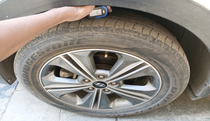 2017 Hyundai Creta SX PLUS 1.6 PETROL DUAL TONE, Petrol, Manual, 79,803 km, tyre