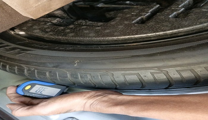 2017 Hyundai Creta SX PLUS 1.6 PETROL DUAL TONE, Petrol, Manual, 79,803 km, tyre