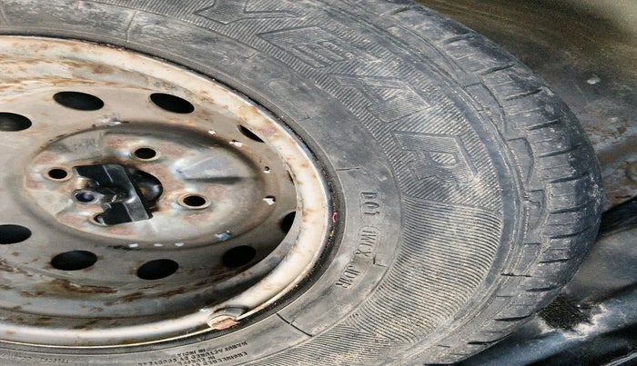 2014 Hyundai Eon ERA +, Petrol, Manual, 29,364 km, tyre