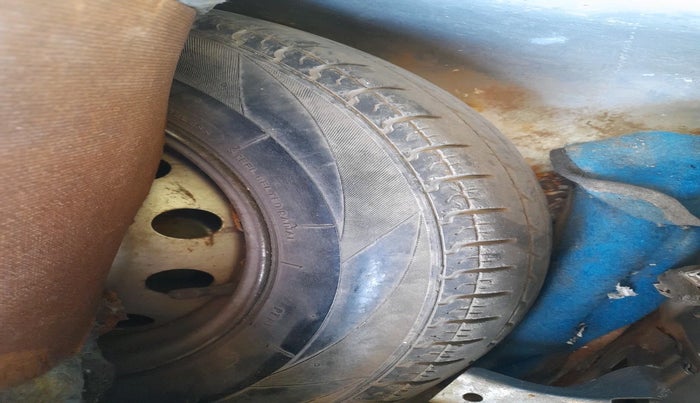 2013 Hyundai Eon ERA +, Petrol, Manual, 93,531 km, tyre