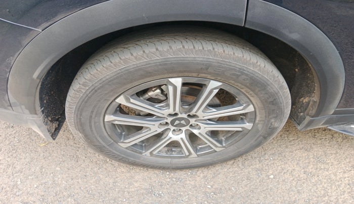 2025 Mahindra XUV700 AX 7 LUXURY D AT 7 STR, Diesel, Automatic, 7,887 km, tyre