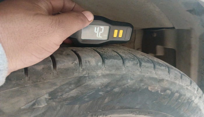 2011 Maruti Swift Dzire VXI, Petrol, Manual, 2,00,033 km, tyre