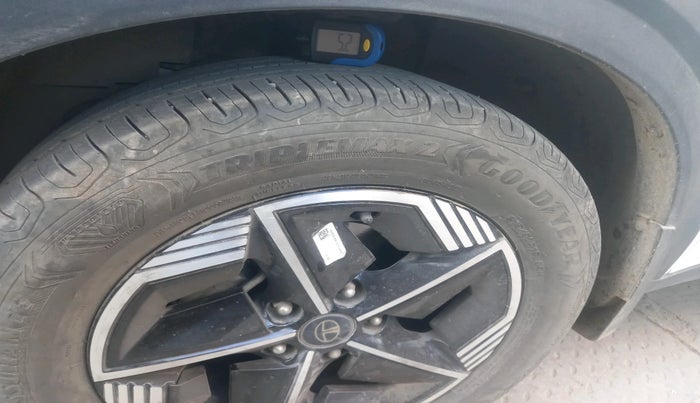 2023 Tata NEXON FEARLESS + SUNROOF AMT DUAL TONE 1.5 DIESEL, Diesel, Automatic, 26,859 km, tyre