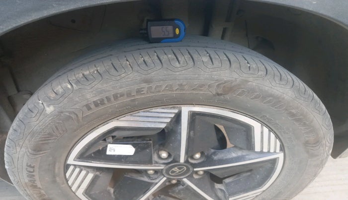 2023 Tata NEXON FEARLESS + SUNROOF AMT DUAL TONE 1.5 DIESEL, Diesel, Automatic, 26,859 km, tyre