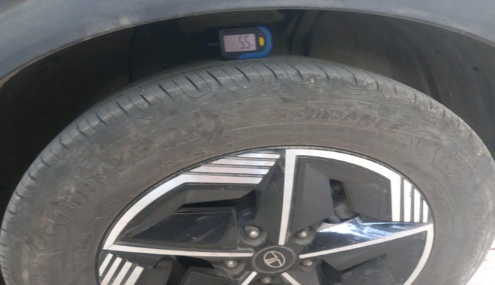 2023 Tata NEXON FEARLESS + SUNROOF AMT DUAL TONE 1.5 DIESEL, Diesel, Automatic, 26,859 km, tyre