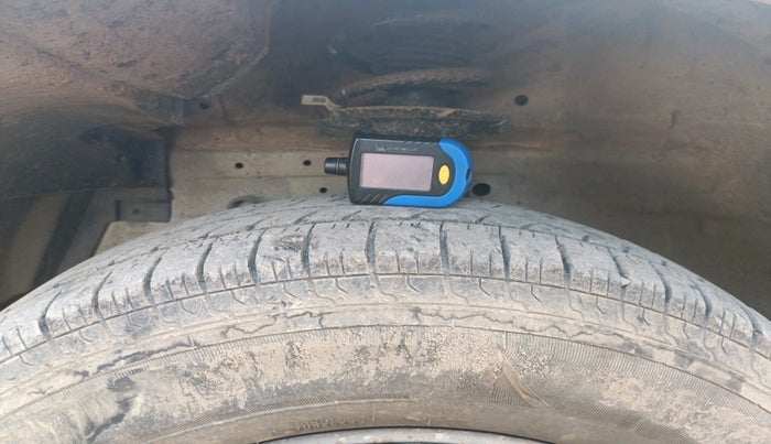 2015 Maruti Swift Dzire LXI, Petrol, Manual, 79,951 km, tyre