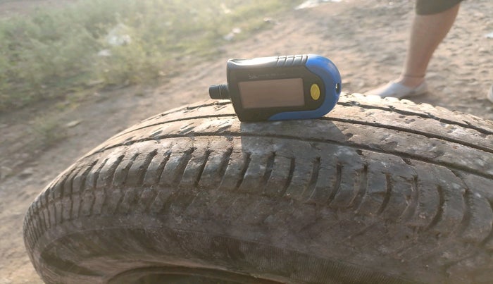 2015 Maruti Swift Dzire LXI, Petrol, Manual, 79,951 km, tyre