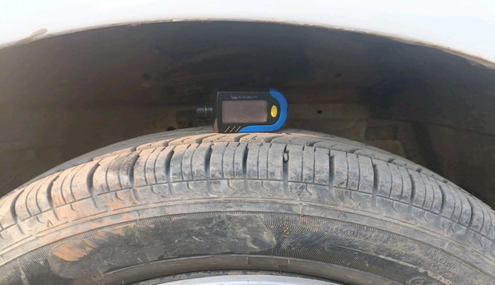 2015 Maruti Swift Dzire LXI, Petrol, Manual, 79,951 km, tyre