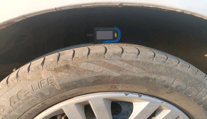 2015 Maruti Swift Dzire LXI, Petrol, Manual, 79,951 km, tyre