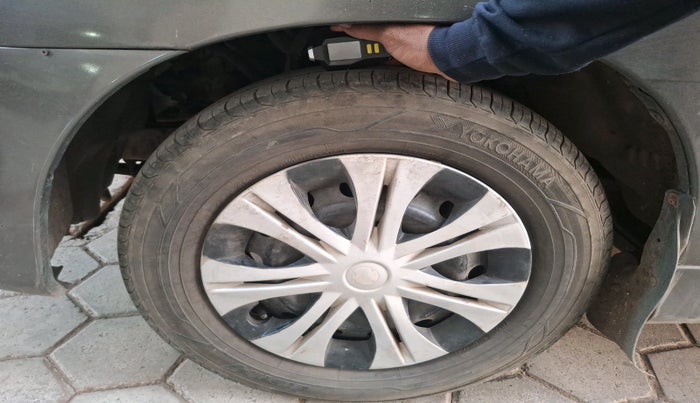 2014 Toyota Innova 2.5 GX 8 STR, Diesel, Manual, 1,49,576 km, tyre