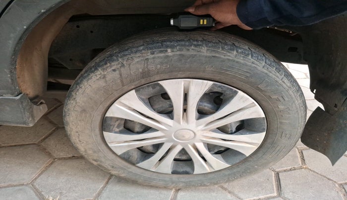 2014 Toyota Innova 2.5 GX 8 STR, Diesel, Manual, 1,49,576 km, tyre