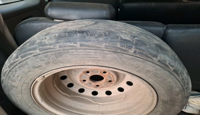 2014 Toyota Innova 2.5 GX 8 STR, Diesel, Manual, 1,49,576 km, tyre