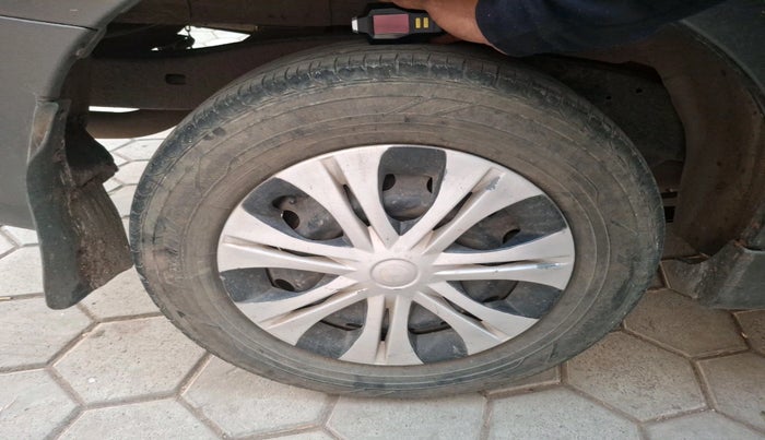 2014 Toyota Innova 2.5 GX 8 STR, Diesel, Manual, 1,49,576 km, tyre