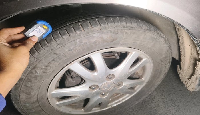 2013 Honda Brio V AT, Petrol, Automatic, 1,55,389 km, tyre